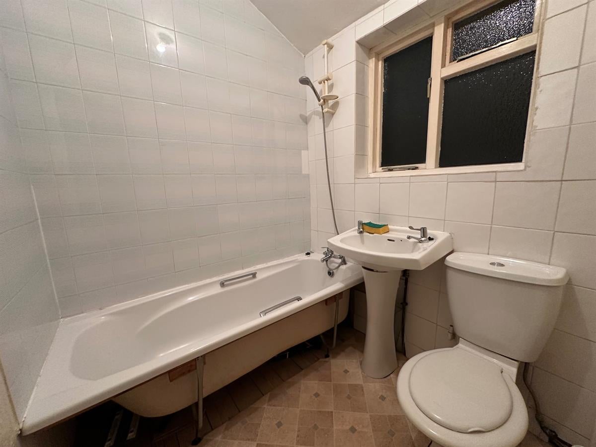 Flat Dersingham Avenue in Greater London