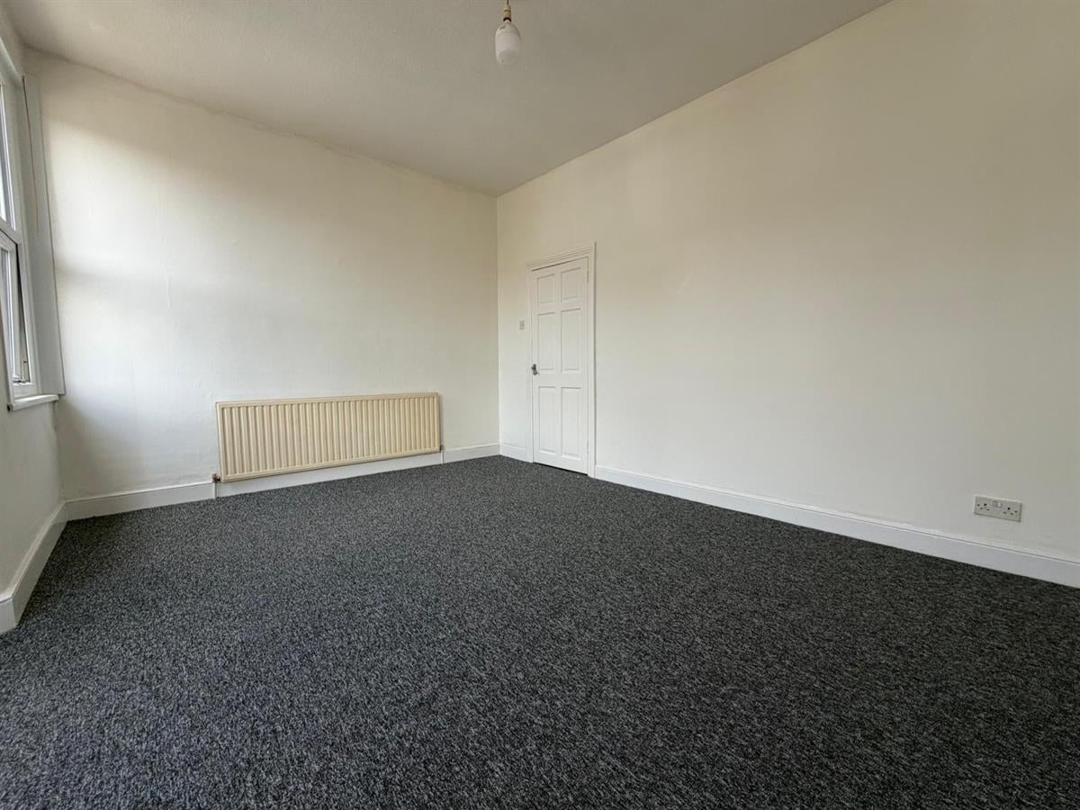 Flat Dersingham Avenue in Greater London