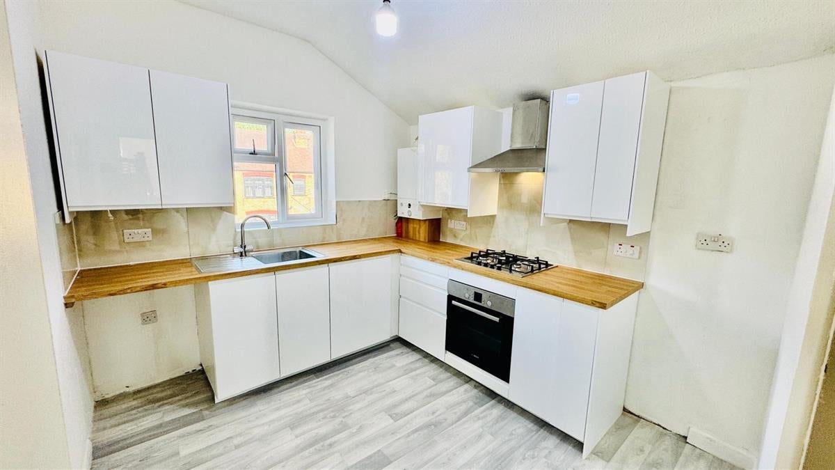 Flat Dersingham Avenue in Greater London