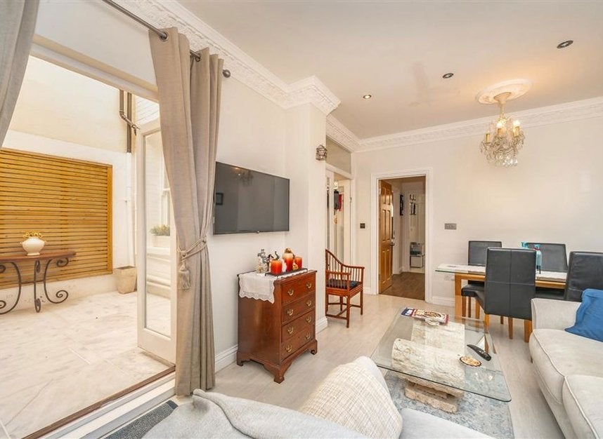 Flat Stanhope Gardens in Greater London