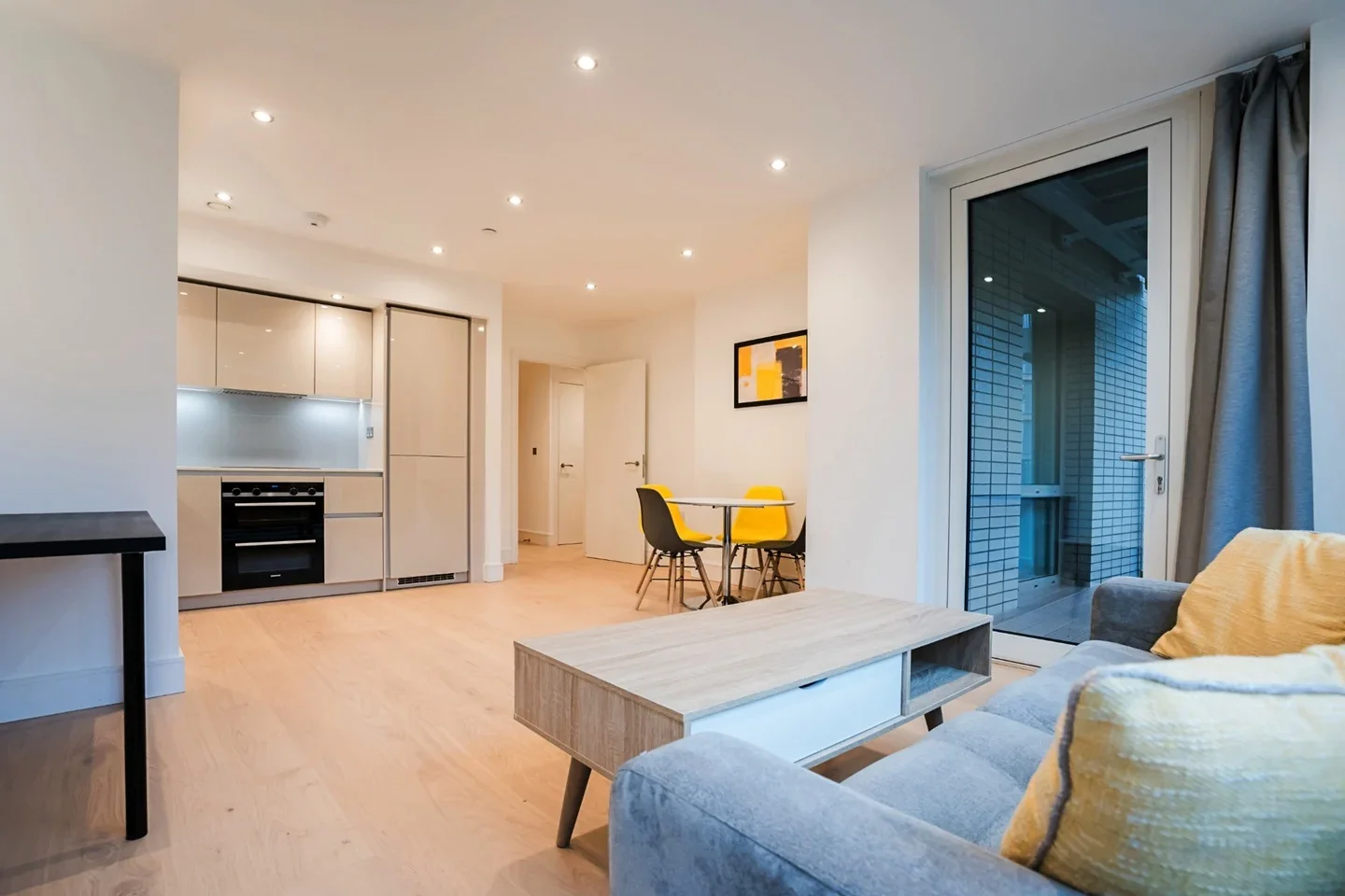 Flat Garnet Place in Greater London
