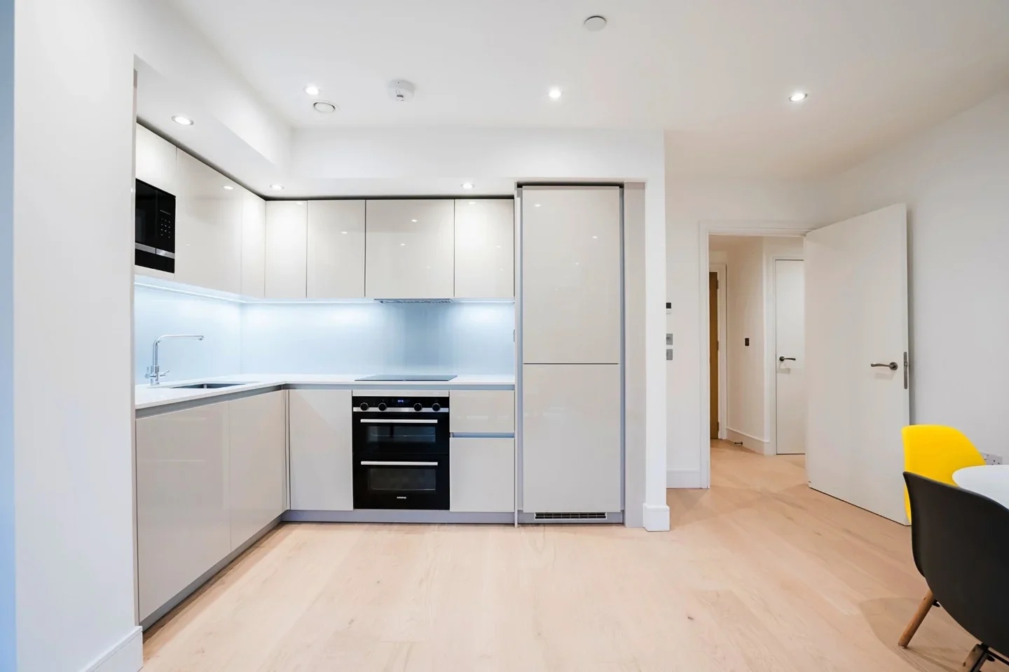 Flat Garnet Place in Greater London