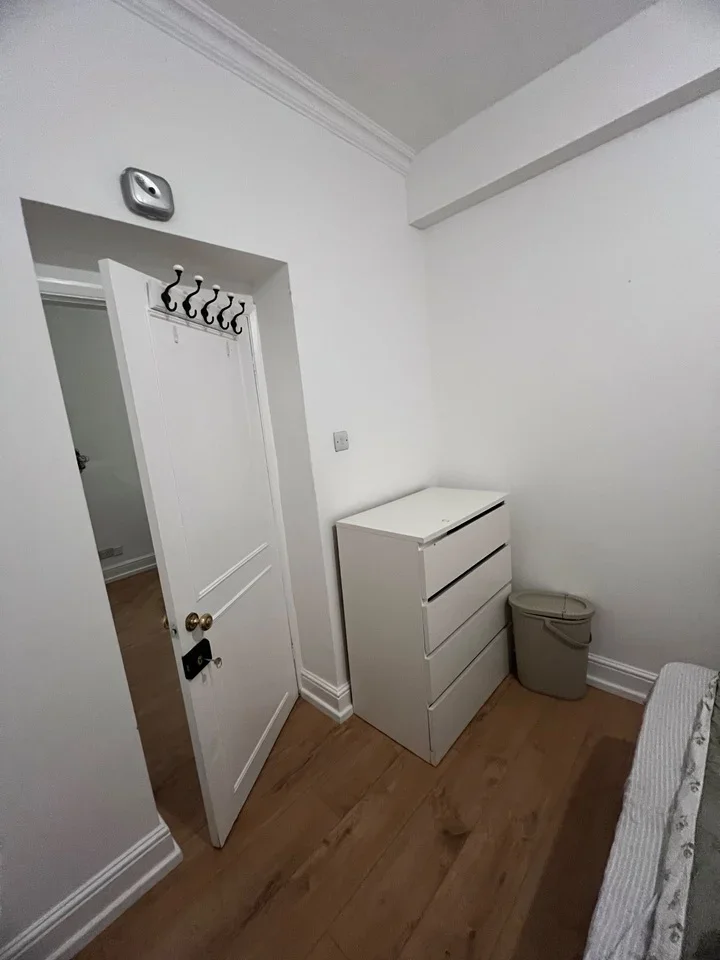 Room Finborough Road in Greater London