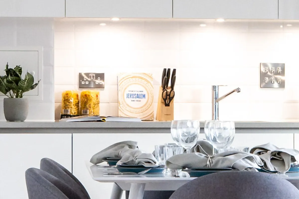 Flat Montrose Crescent in Greater London