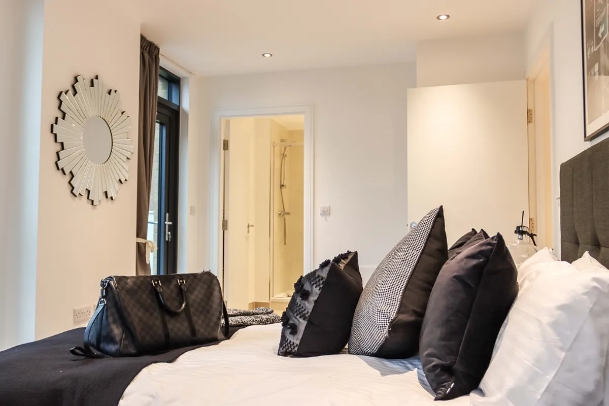 Flat Montrose Crescent in Greater London