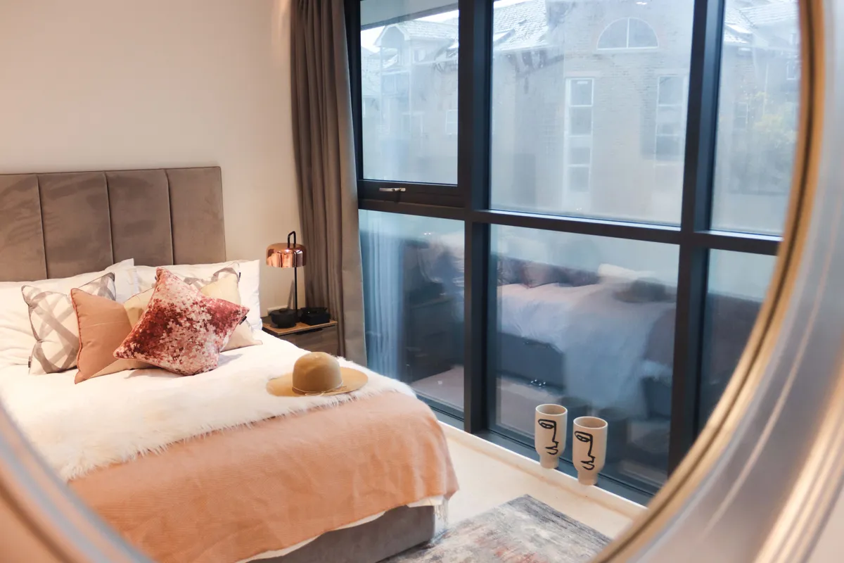 Flat Montrose Crescent in Greater London
