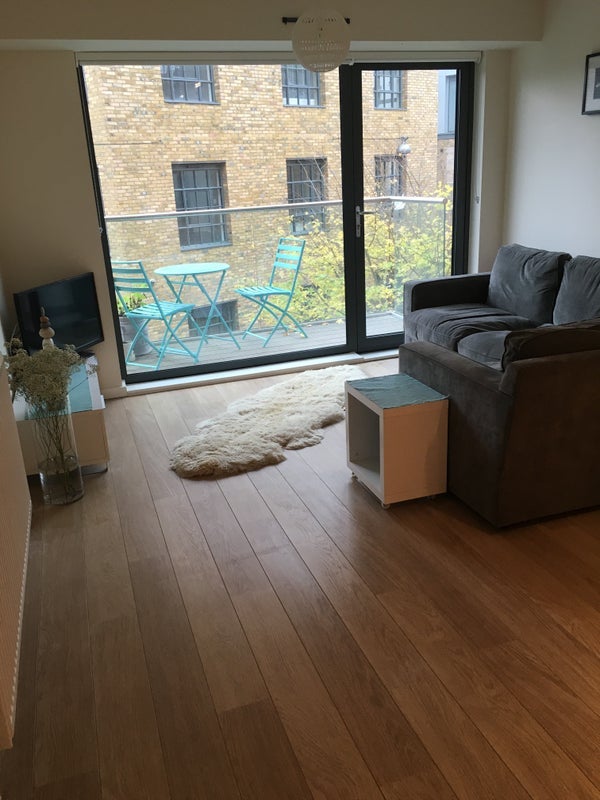 Flat Macaulay Road in Greater London
