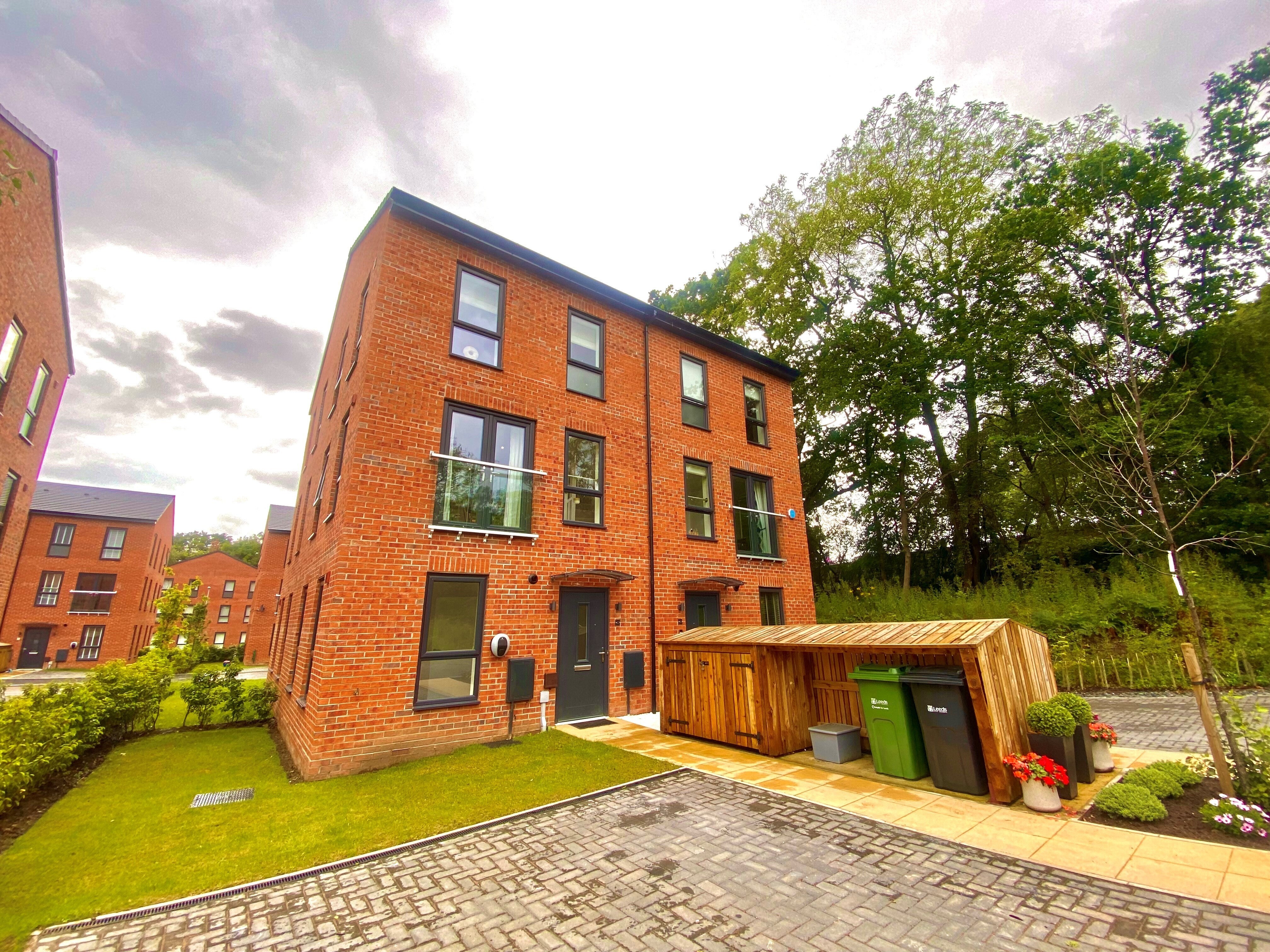 Flat Copper Beech Court in Leeds