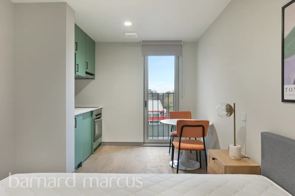 Flat Victoria Road in Greater London