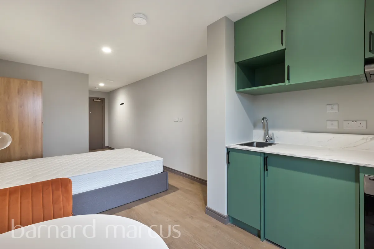 Flat Victoria Road in Greater London