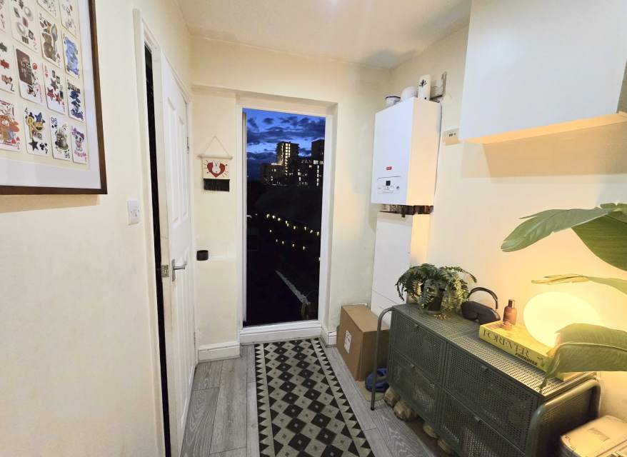 Flat Masons Avenue in Greater London