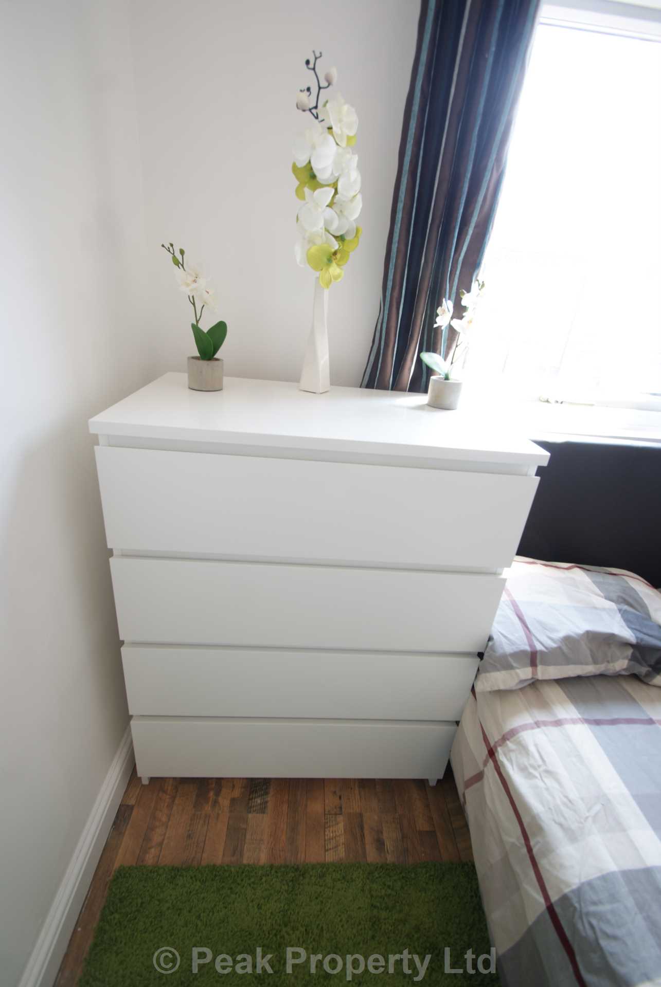 Room Queens Road in Southend-on-Sea