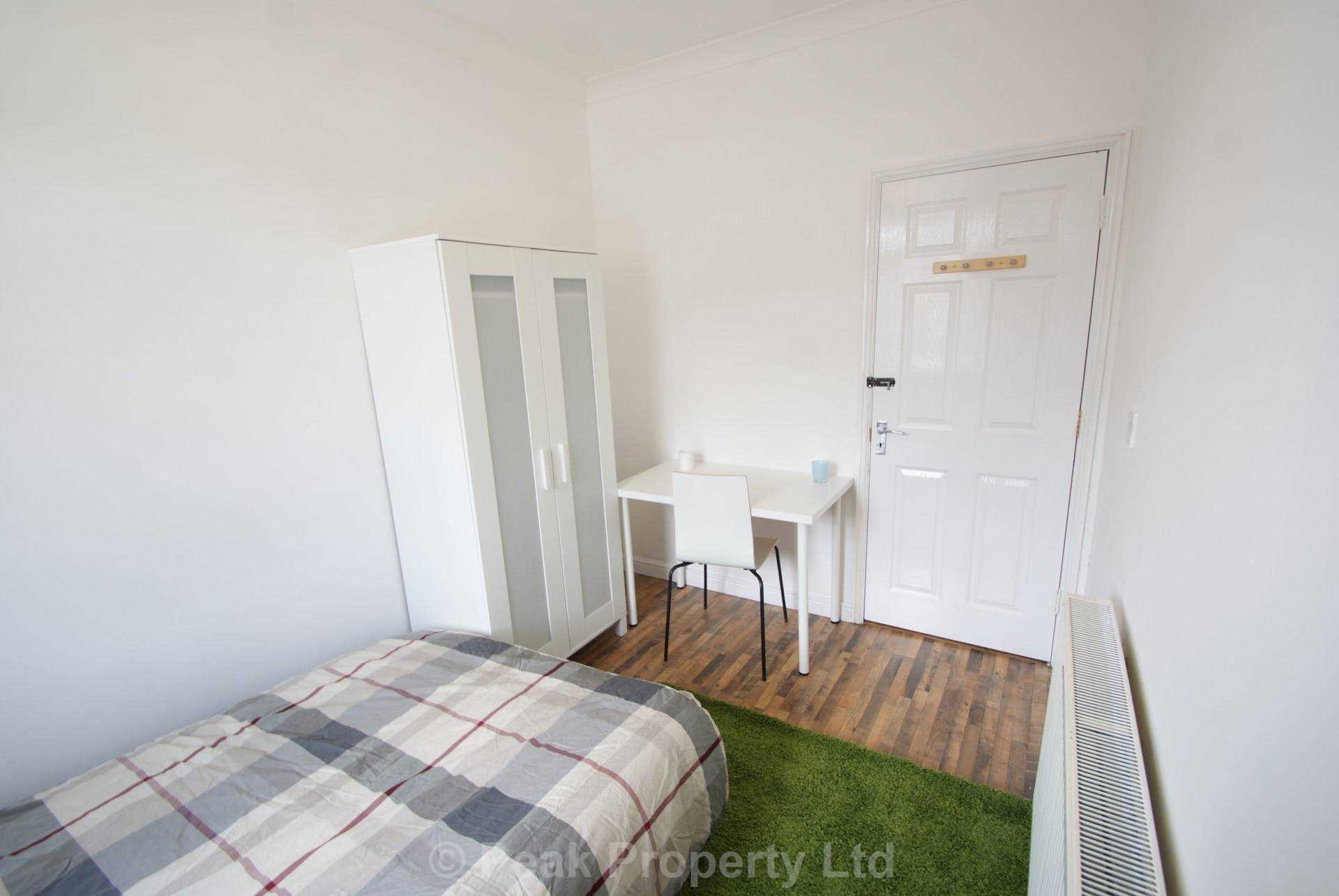 Room Queens Road in Southend-on-Sea