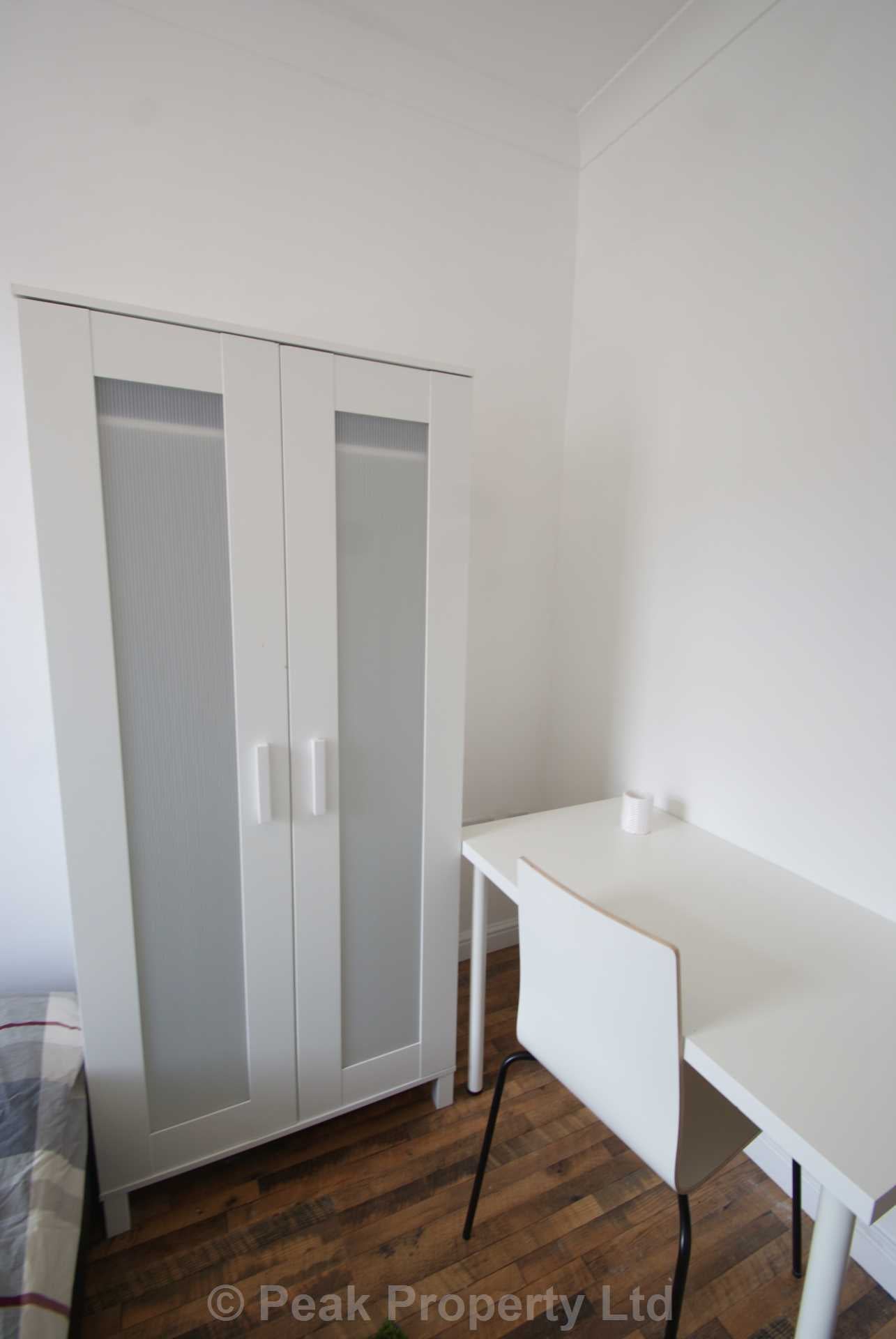 Room Queens Road in Southend-on-Sea