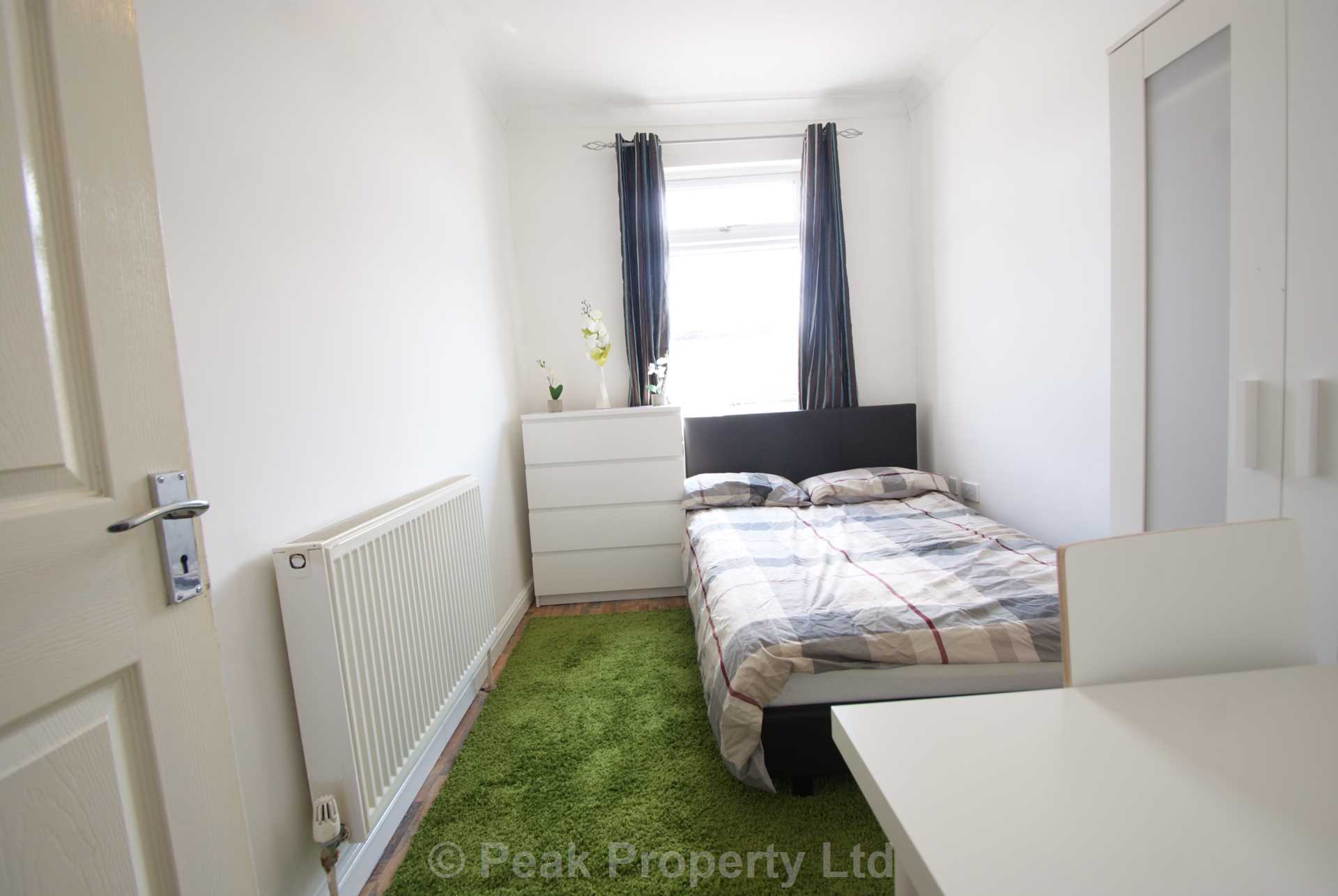 Room Queens Road in Southend-on-Sea
