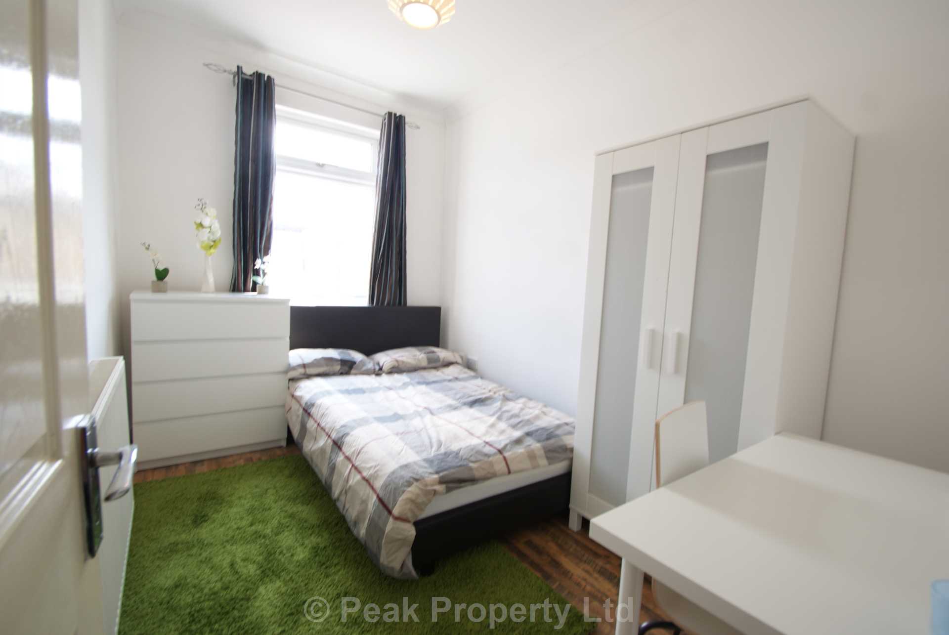 Room Queens Road in Southend-on-Sea