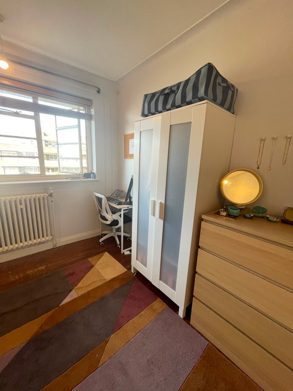 Room Dorchester Court in Greater London
