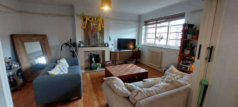 Room Dorchester Court in Greater London