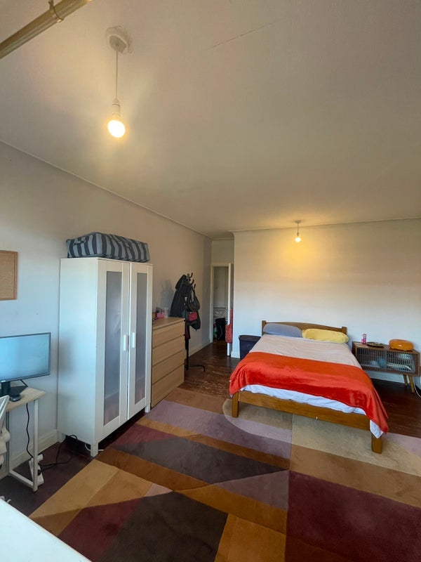 Room Dorchester Court in Greater London