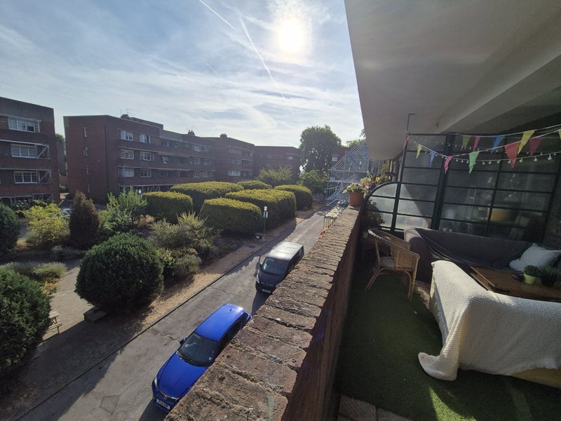 Room Dorchester Court in Greater London