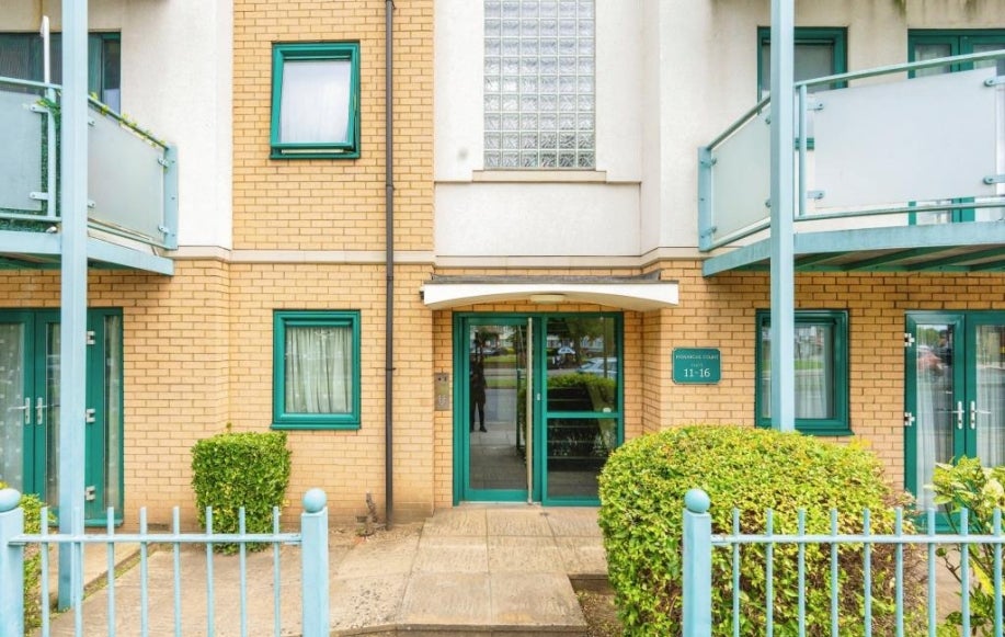 Flat Imperial Drive in Greater London