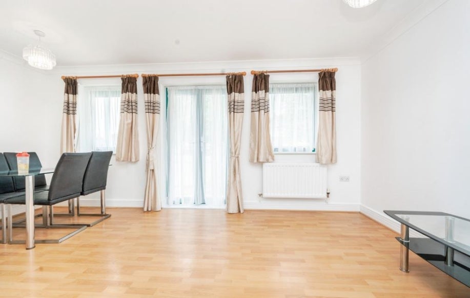 Flat Imperial Drive in Greater London
