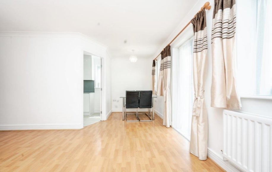 Flat Imperial Drive in Greater London