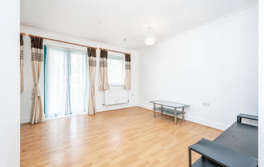 Flat Imperial Drive in Greater London