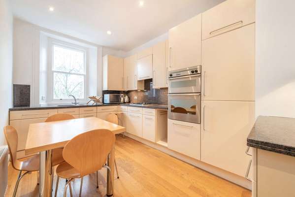 Flat Pont Street in Greater London