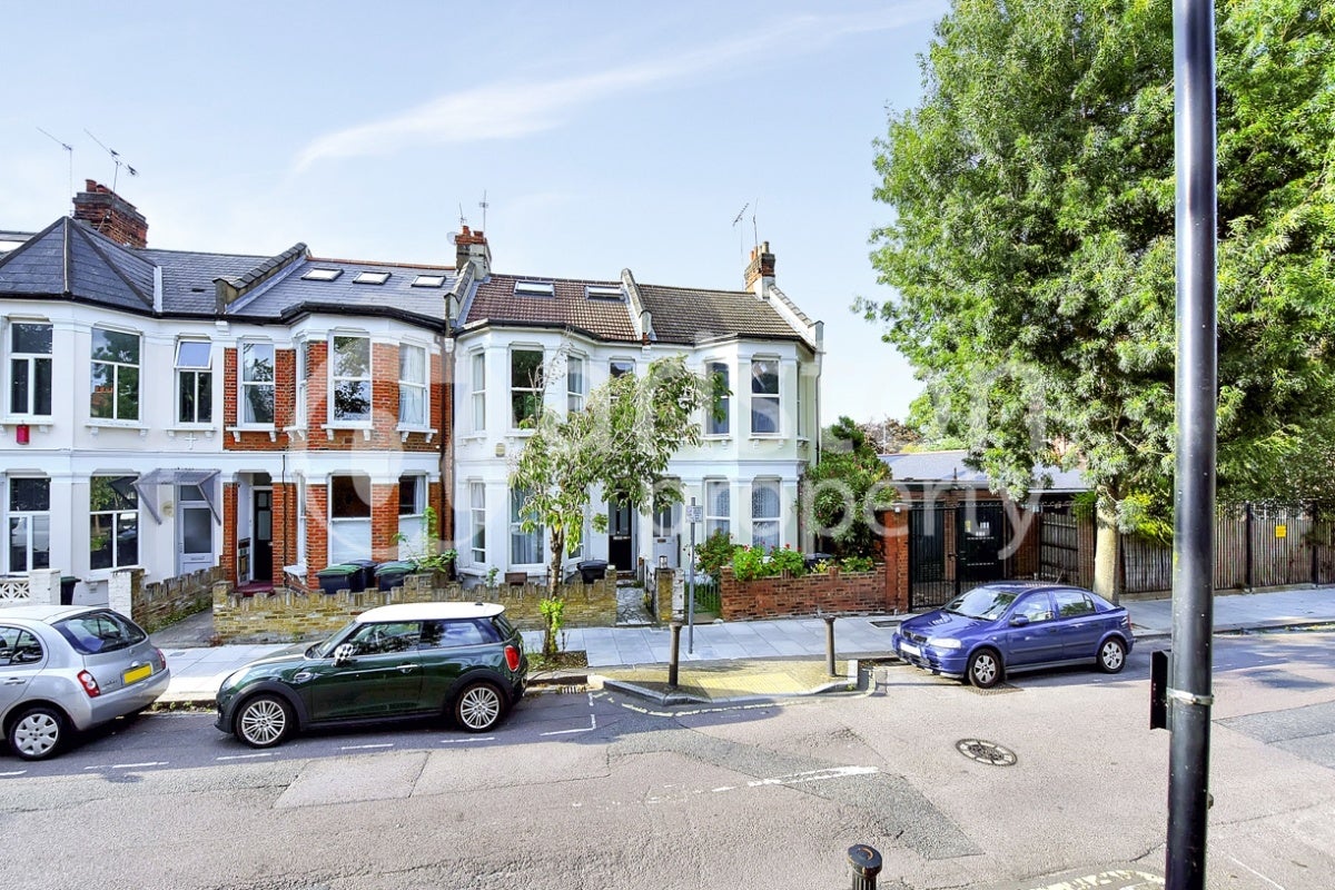Room Falkland Road in Greater London
