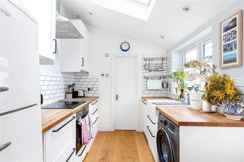 Room Sutton Court Road in Greater London