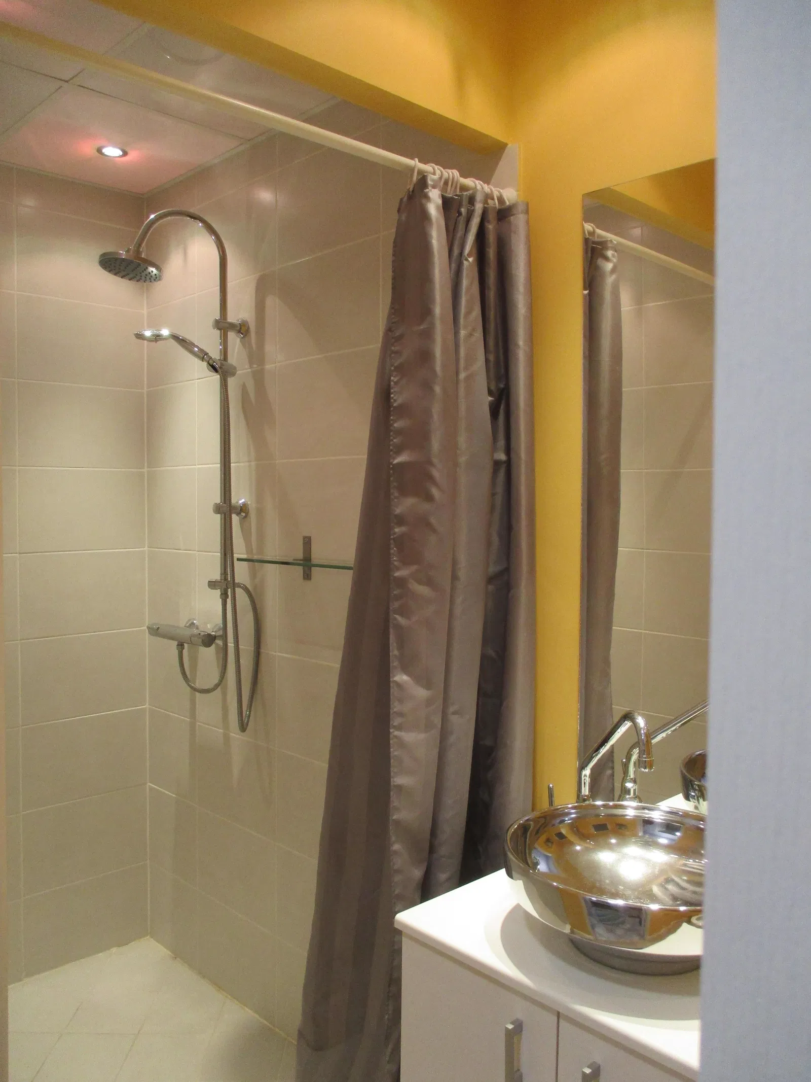 Room Rue des Champs-Elysées in Romilly-sur-Seine