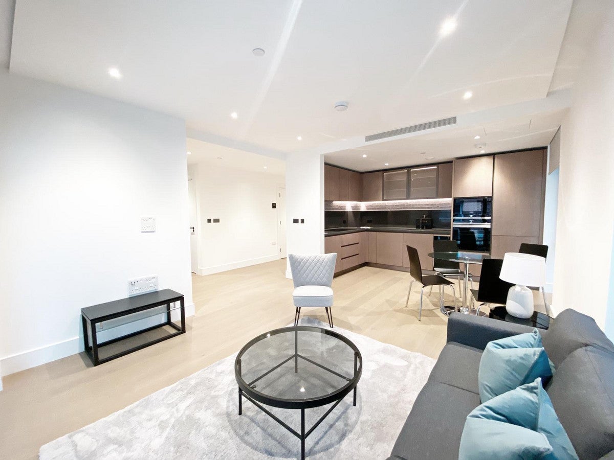 Flat Prince of Wales Drive in Greater London