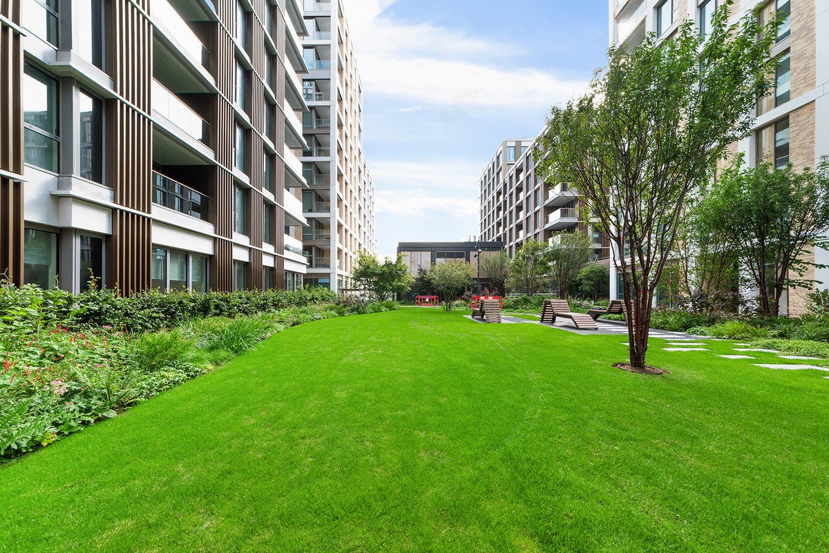 Flat Prince of Wales Drive in Greater London