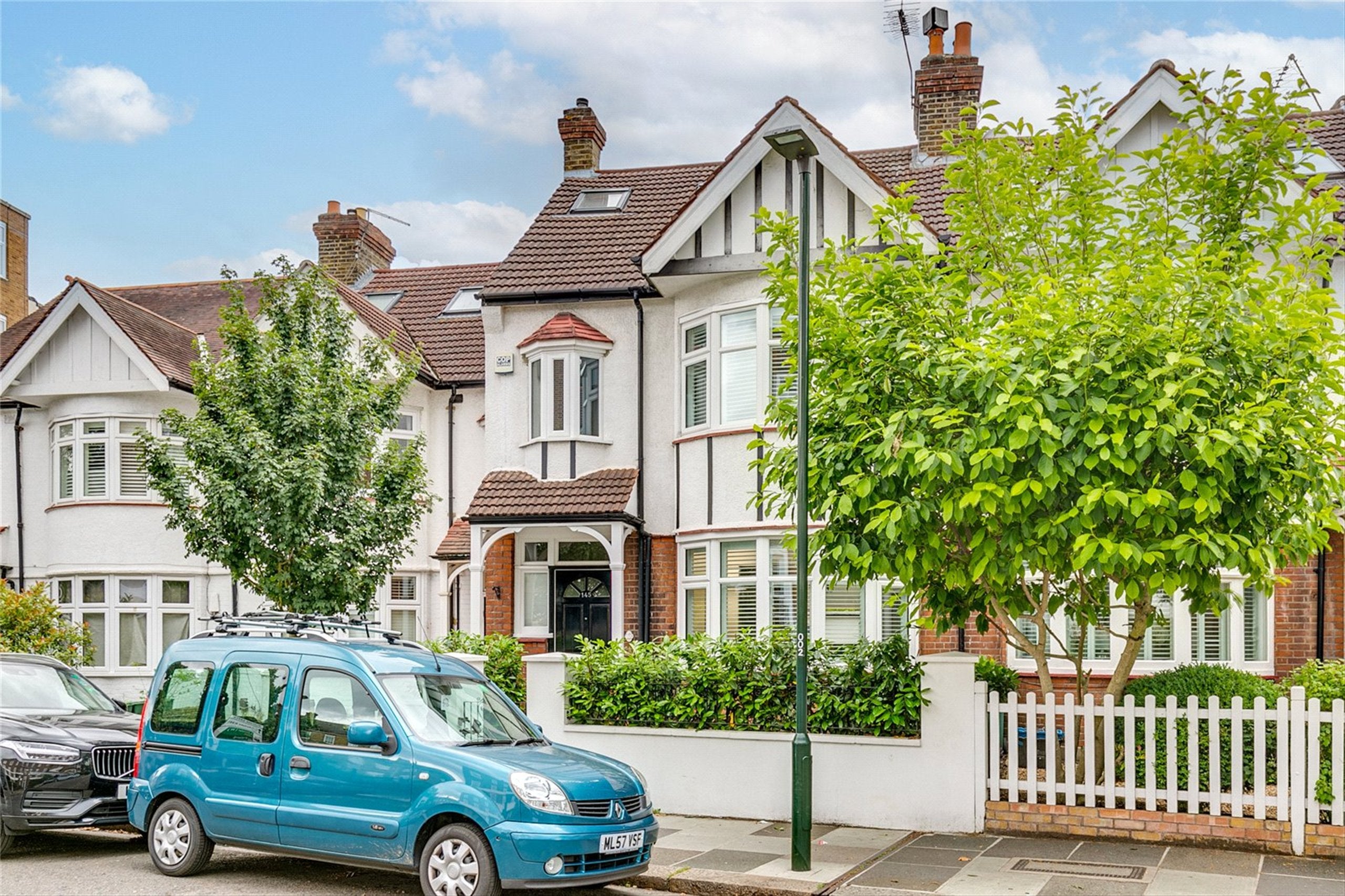 House Sheen Lane in Greater London