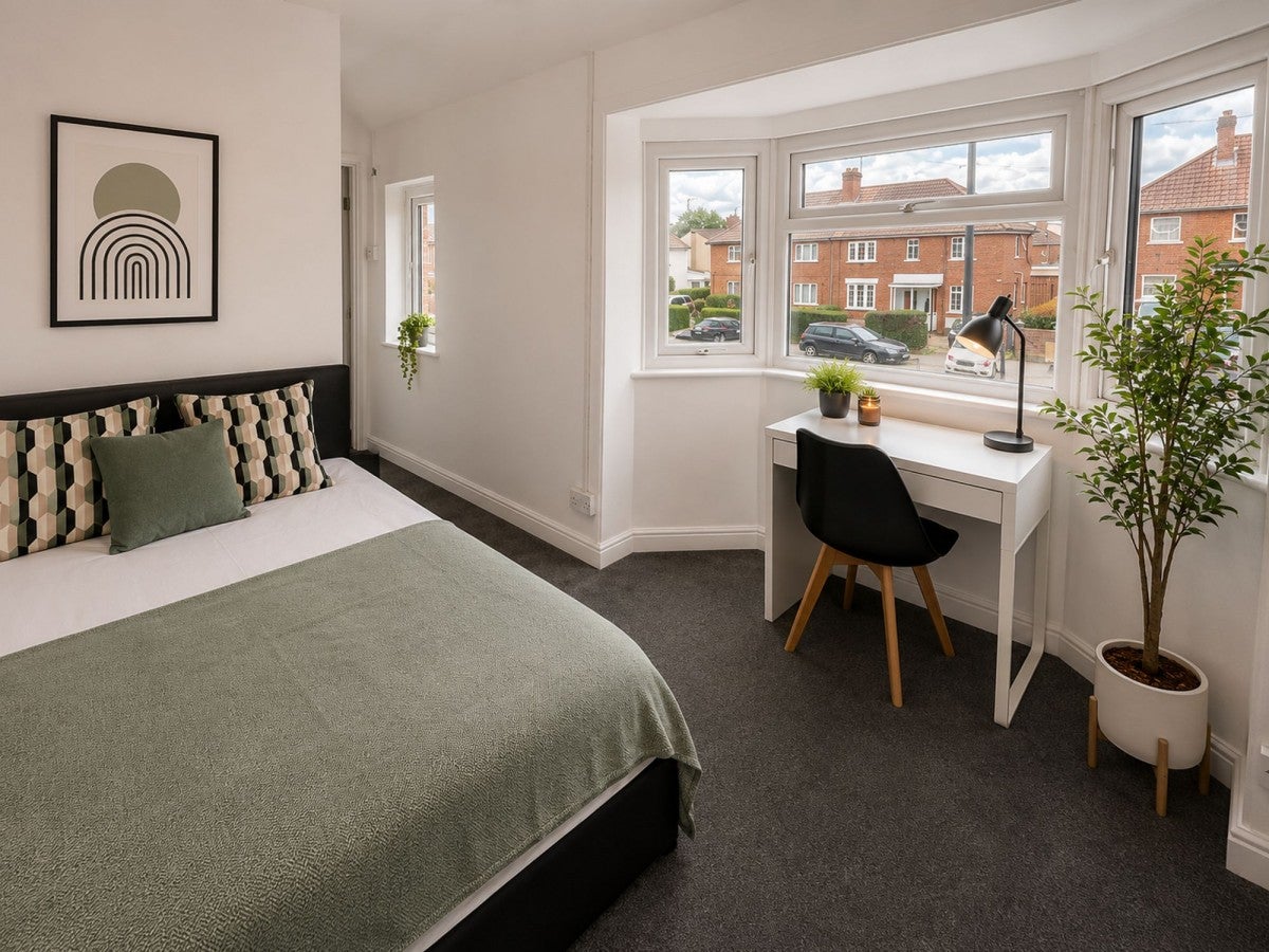 Room Lockleaze Road in Bristol