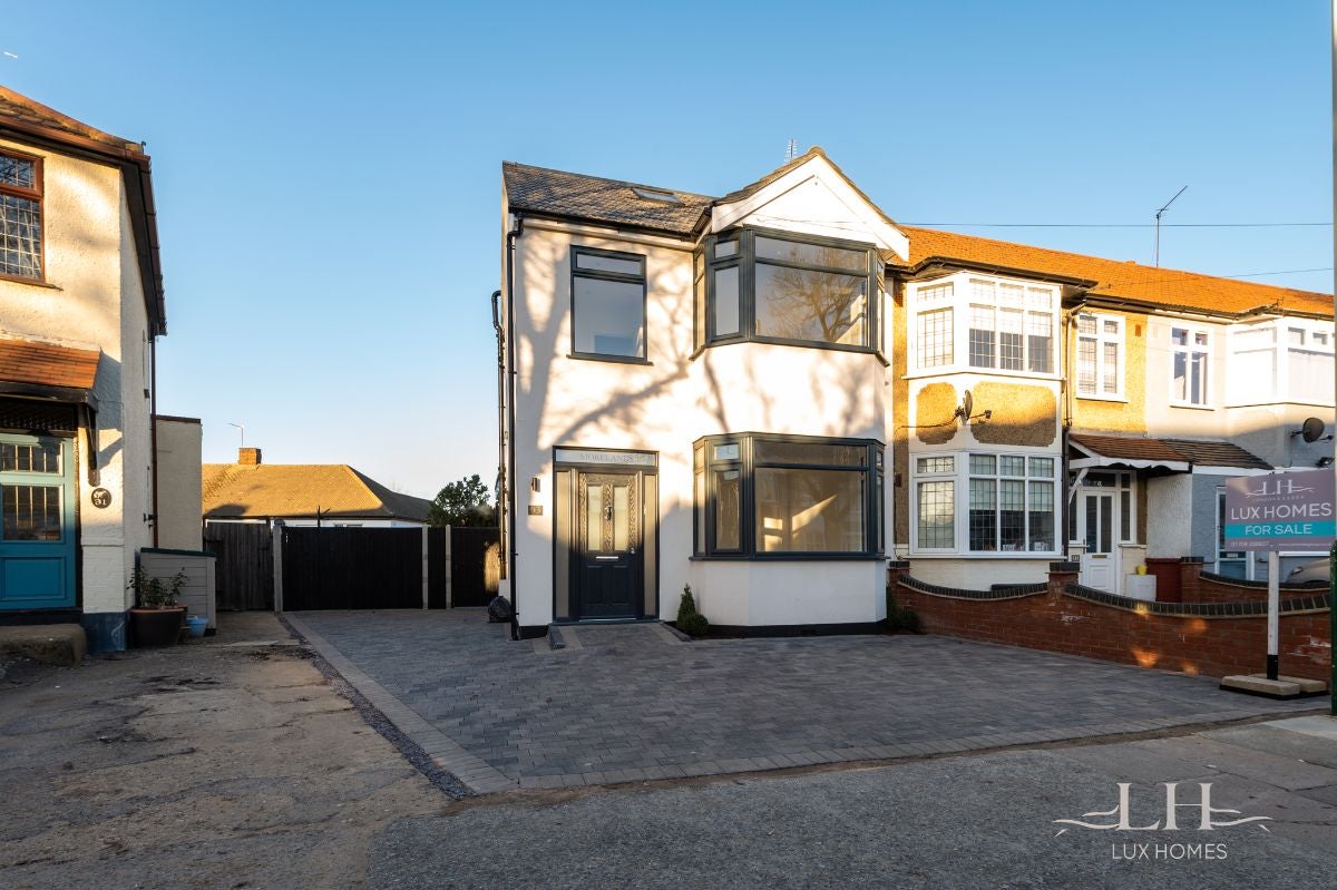 House Belgrave Avenue in Greater London