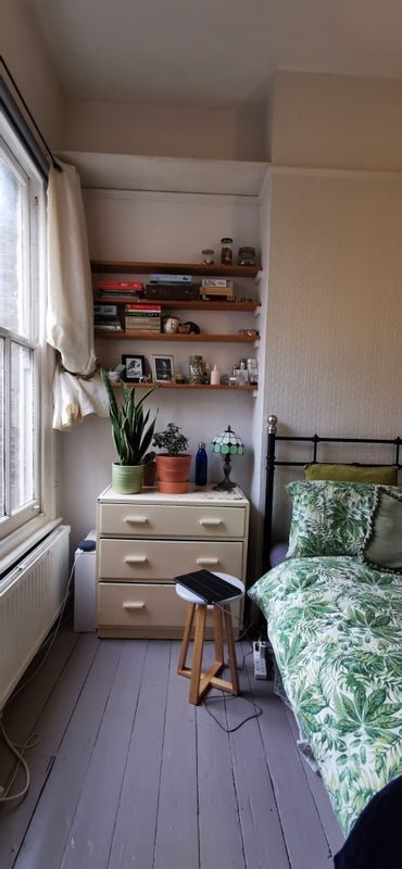 Room Gladstone Avenue in Greater London
