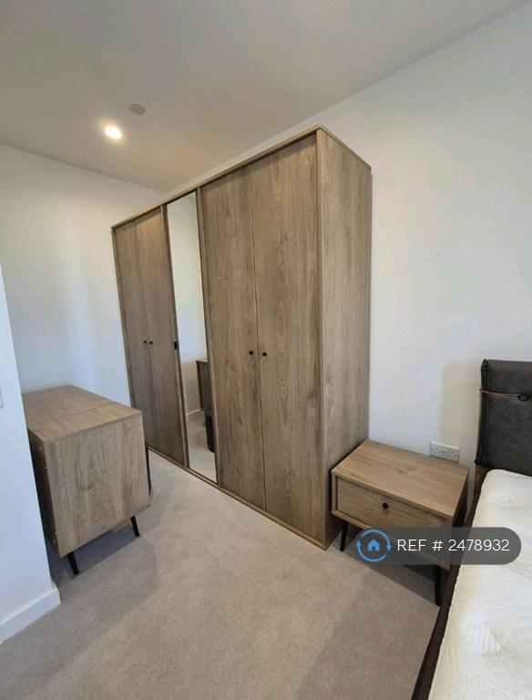 Room Station Road in Greater London