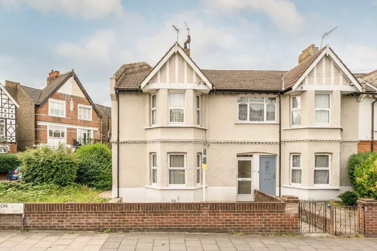 Flat Sternhold Avenue in Greater London