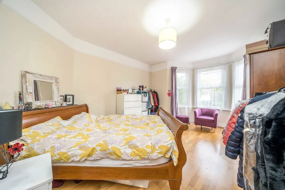 Flat Sternhold Avenue in Greater London