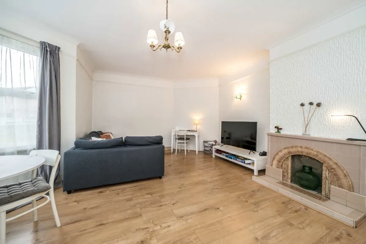Flat Sternhold Avenue in Greater London