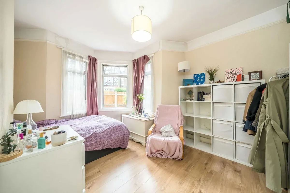 Flat Sternhold Avenue in Greater London
