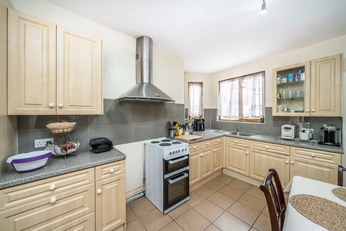Flat Sternhold Avenue in Greater London