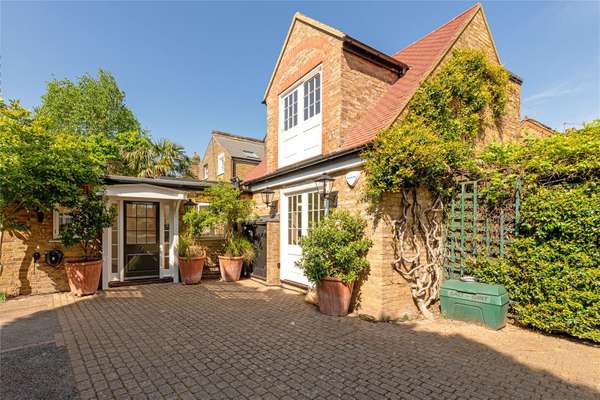 House Bridge Lane in Greater London
