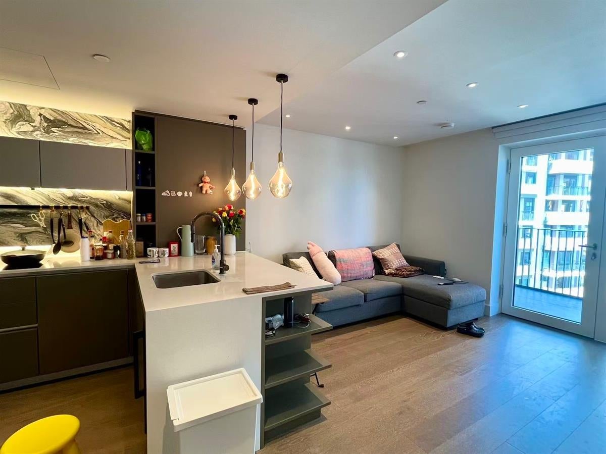 Flat Silver Road in Greater London