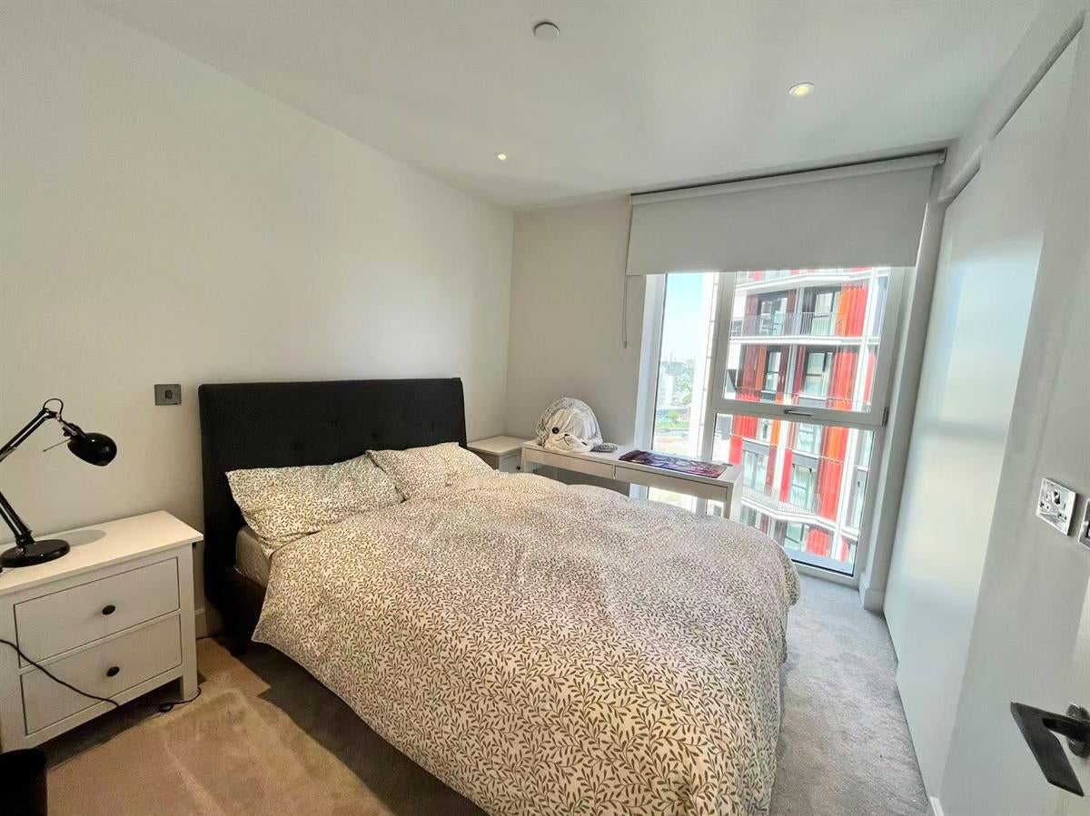 Flat Silver Road in Greater London