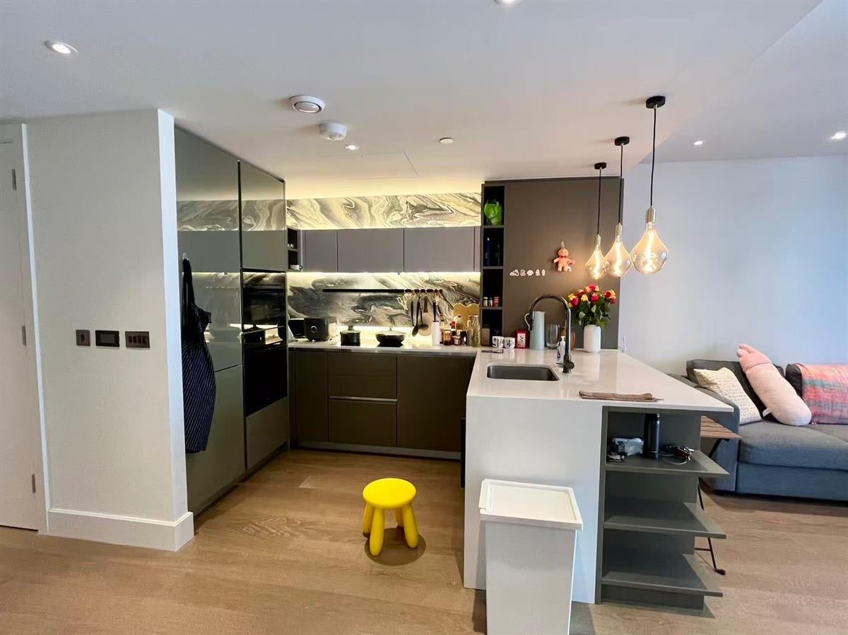 Flat Silver Road in Greater London