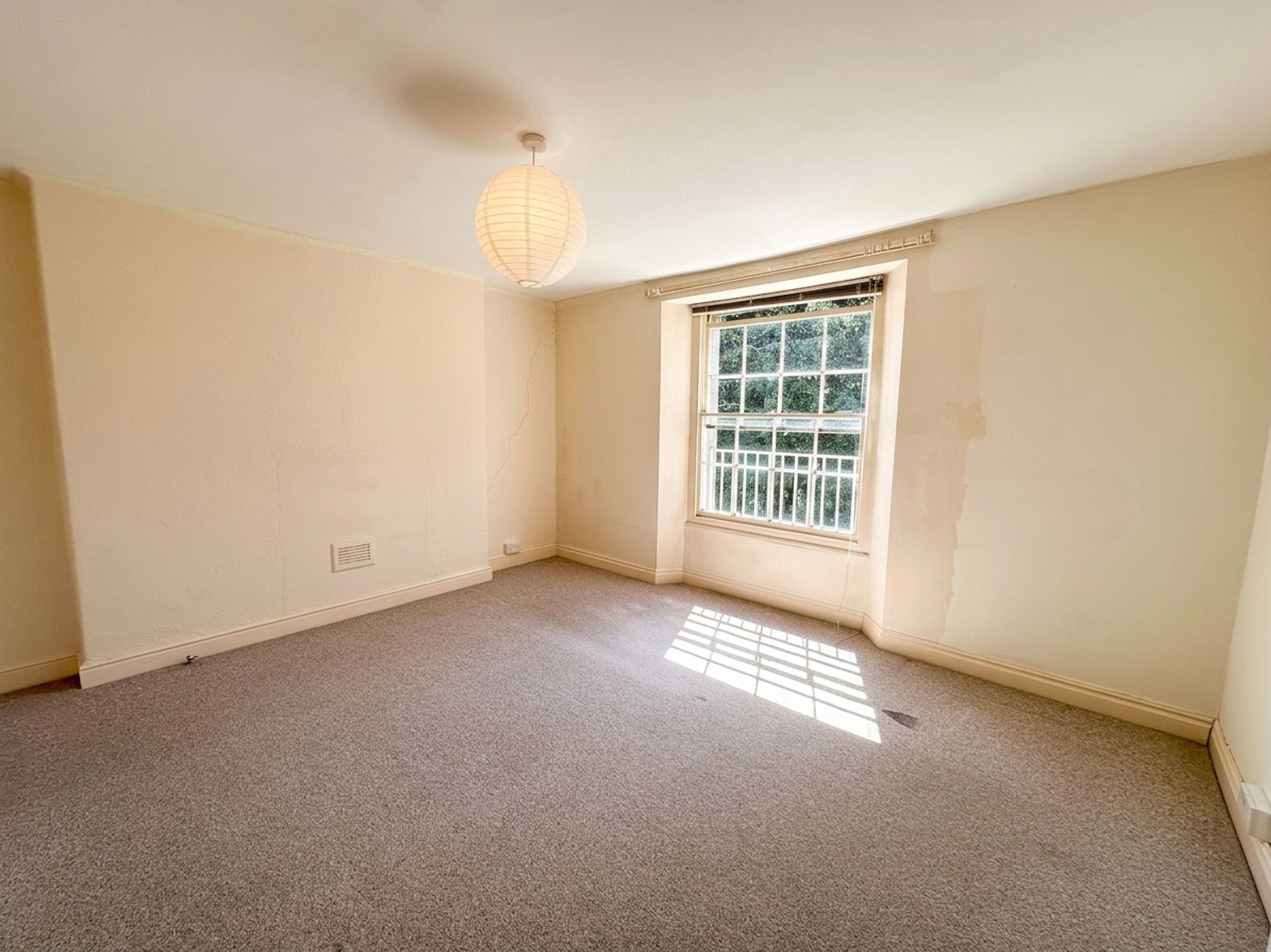 Room Cotham Road in Bristol
