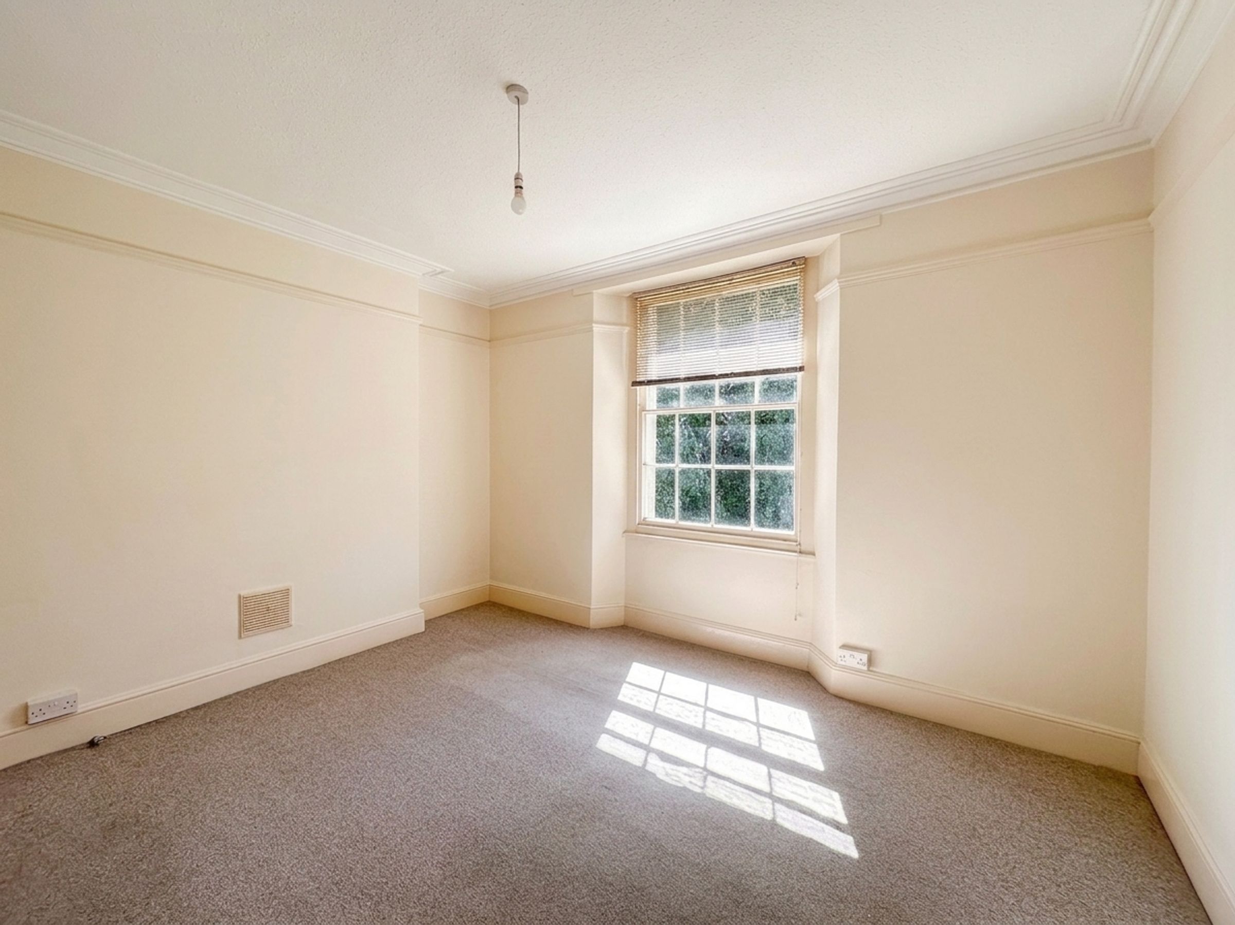 Room Cotham Road in Bristol